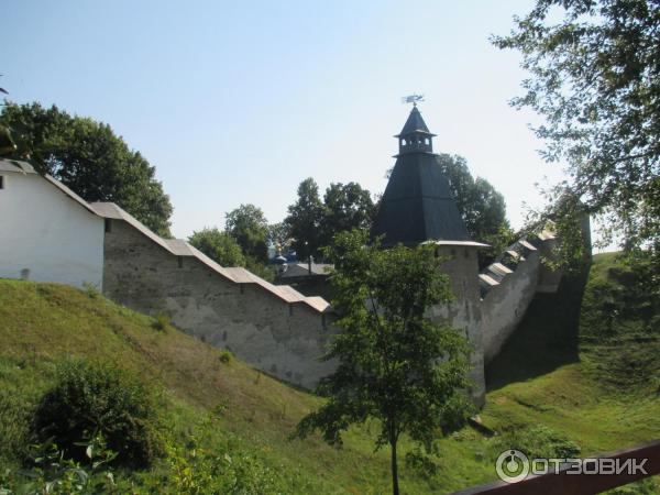 Стены монастыря, окружение