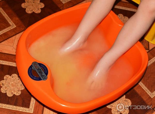 Горчица в горячей воде ноги. Ножная ванна для ног. Горчичные ванночки для ног. Горчичная ванна для ног. Горчица для ванночек для ног.