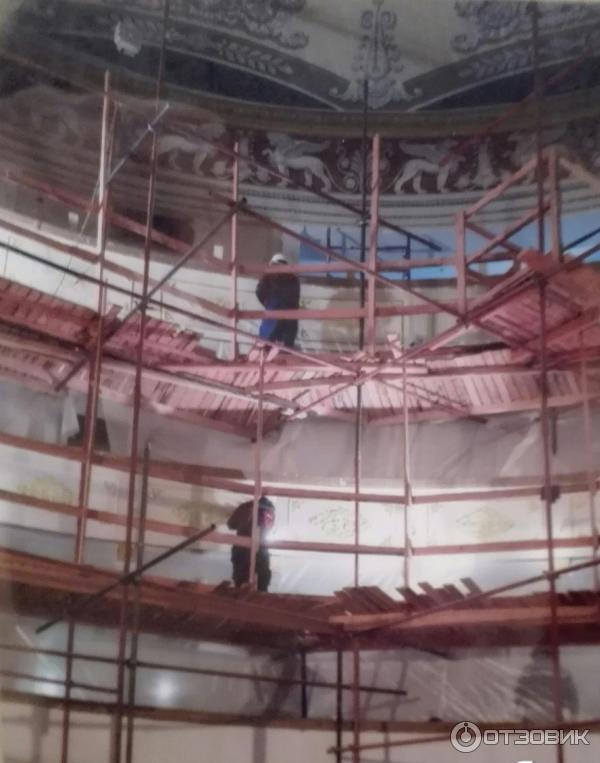 Стенд фотоэкспозиции о реставрации театра. Накануне открытия
