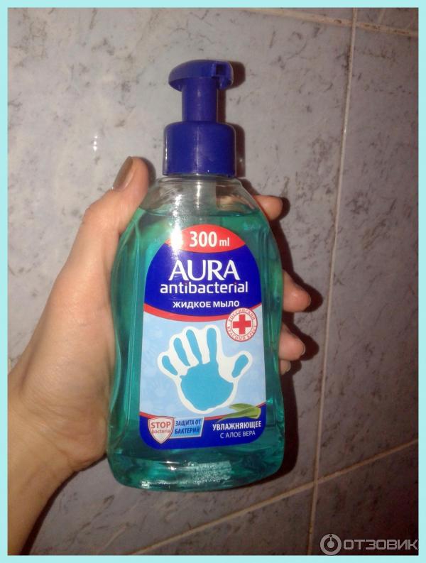 Можно мыть посуду жидким мылом. Жидкое мыло Aura антибактериальное. Aura Antibacterial жидкое мыло. Жидкое мыло синее. Мыло антибактериальное магнит.