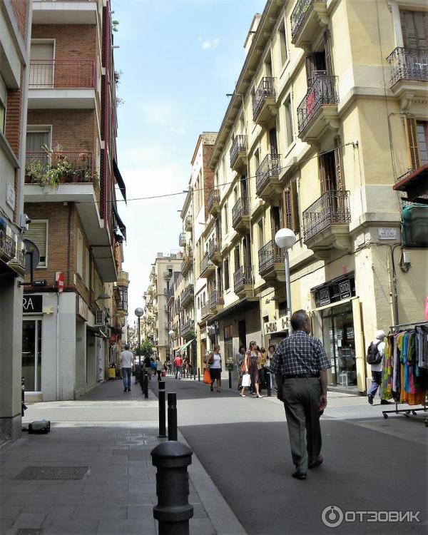 Улица Барселоны с магазинами